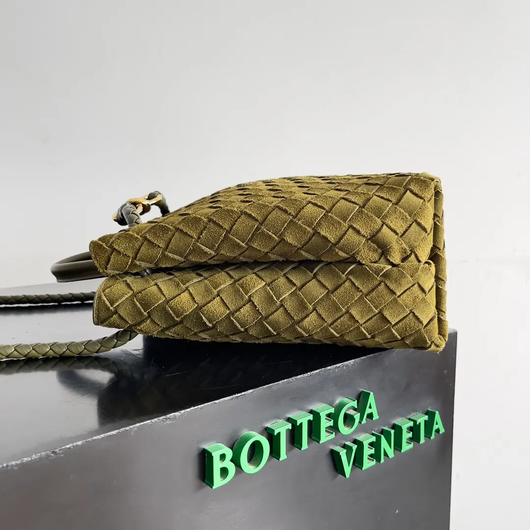 The 2023 new Andiamo batch of 2360 BV has been shipped‼ ️Really popular🔥The new Andiamo woven handbag launched by Bottega Veneta this season is really popular all over the world! ! Celebrities at home and abroad have worn it, and Oscar-winning actress Michelle Yeoh has taken it out on the street. Song Jia, Trai Yara, Yu Feihong, Sanji Ayaka, Rosie Hunting-Whiteley, Yoshioka Riho, etc. have all picked up this bag. It is classic and versatile, showing off its temperament, and the bag capacity is also large, which is very convenient for daily commuting! ! A variety of carrying methods, the shoulder straps can be adjusted by yourself, the original lambskin feels soft and delicate, and the unisex style breaks gender boundaries and brings a more practical and long-lasting use experience. Andiamo has both elegant and casual styles, which perfectly interprets "fashionable old money style". Style number: 743572 Size: 32*24*12